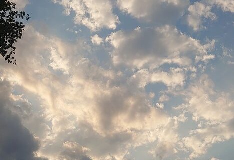 Stormmoln under blå himmel